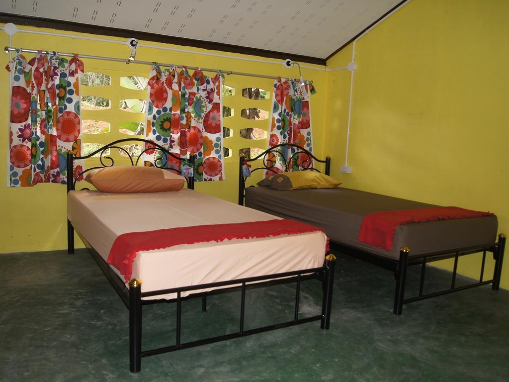 Dorm Des Fleurs Hostel Khao Lak Exteriör bild